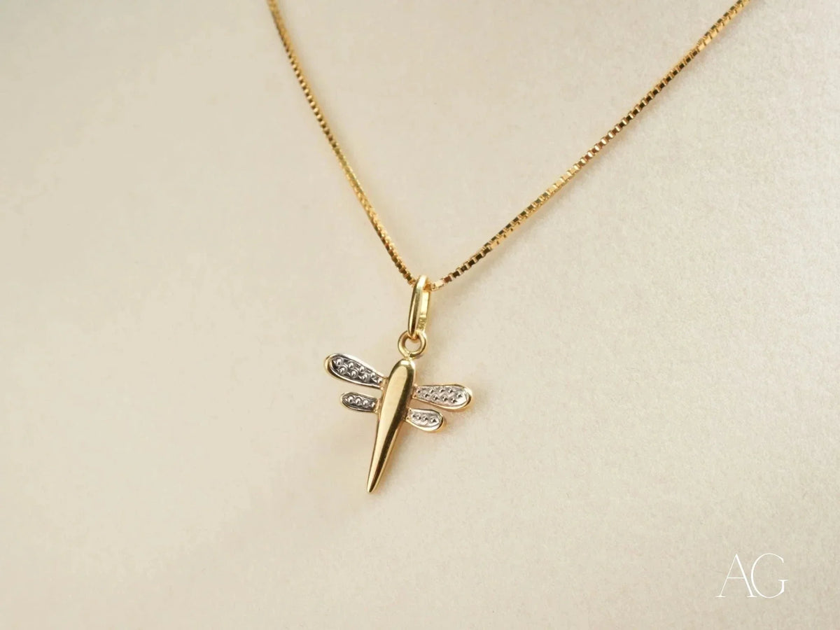 Golden dragonfly pendant in 18k gold with diamond pavé and delicate chain