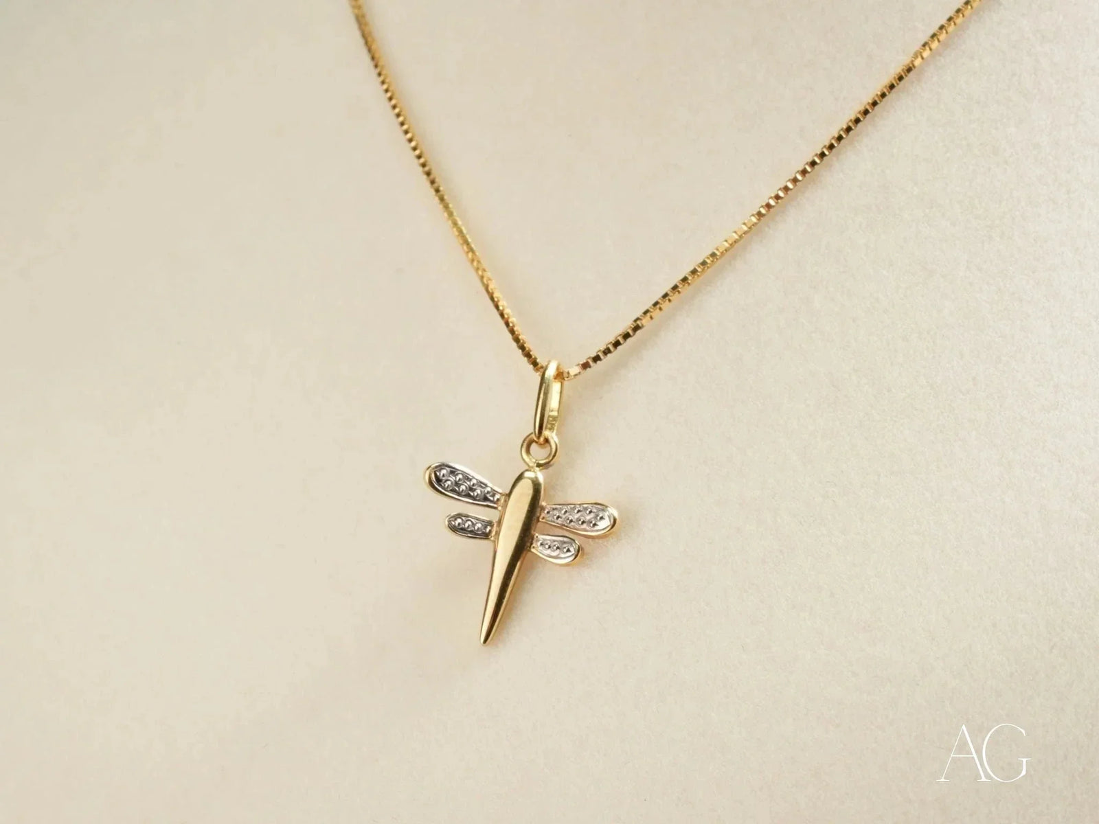 Golden dragonfly pendant in 18k gold with diamond pavé and delicate chain