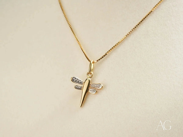 Golden dragonfly pendant in 18k gold with diamond pavé and delicate chain