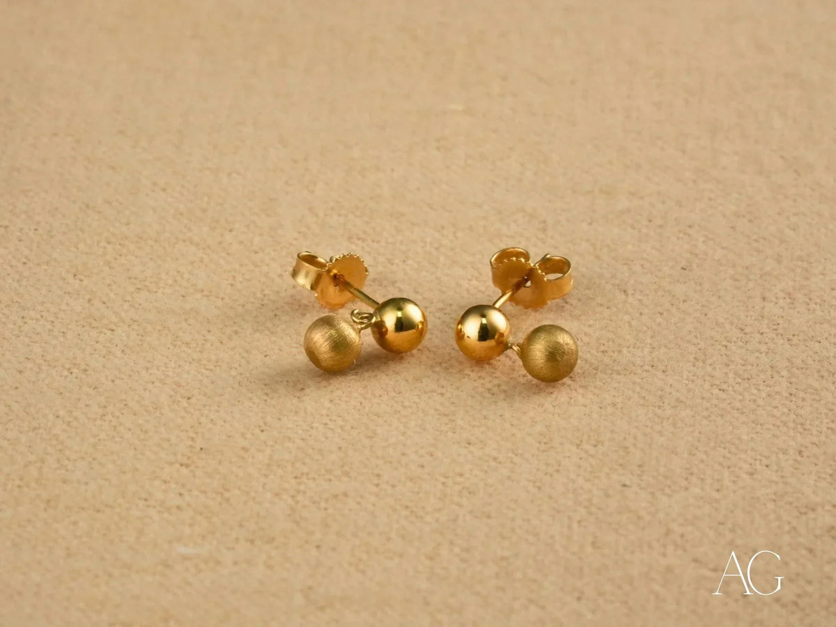 Golden Duo 18k gold ball drop earrings with shiny and matte drops