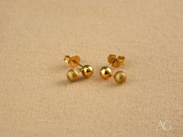 Golden Duo 18k gold ball drop earrings with shiny and matte drops