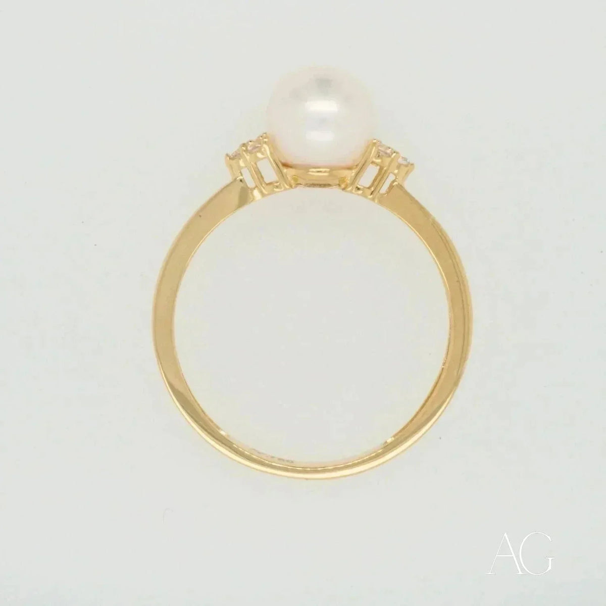 Golden Elegance: Stunning 7mm pearl ring with diamond accents