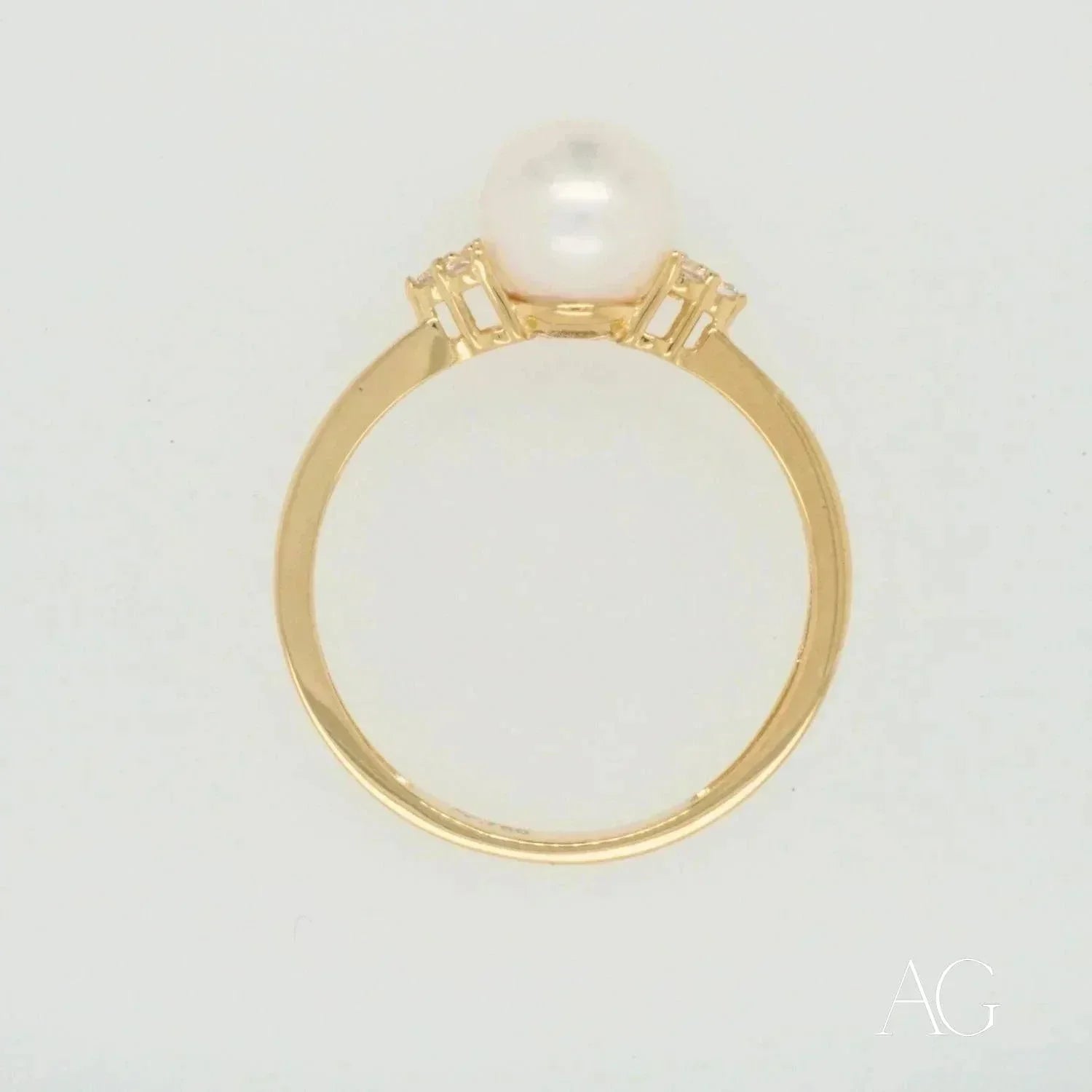 Golden Elegance: Stunning 7mm pearl ring with diamond accents