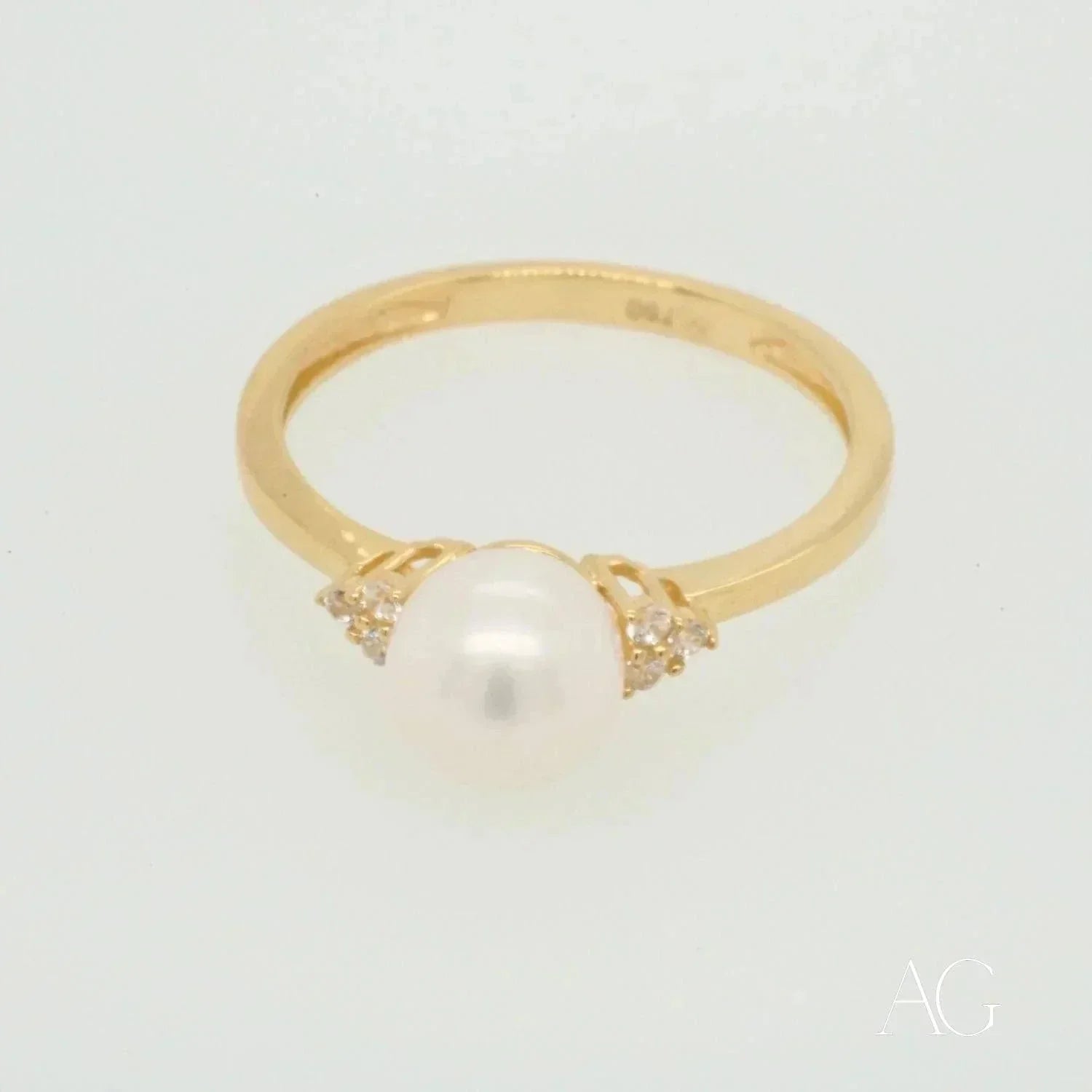 Golden Elegance: Stunning 7mm pearl ring with diamond accents