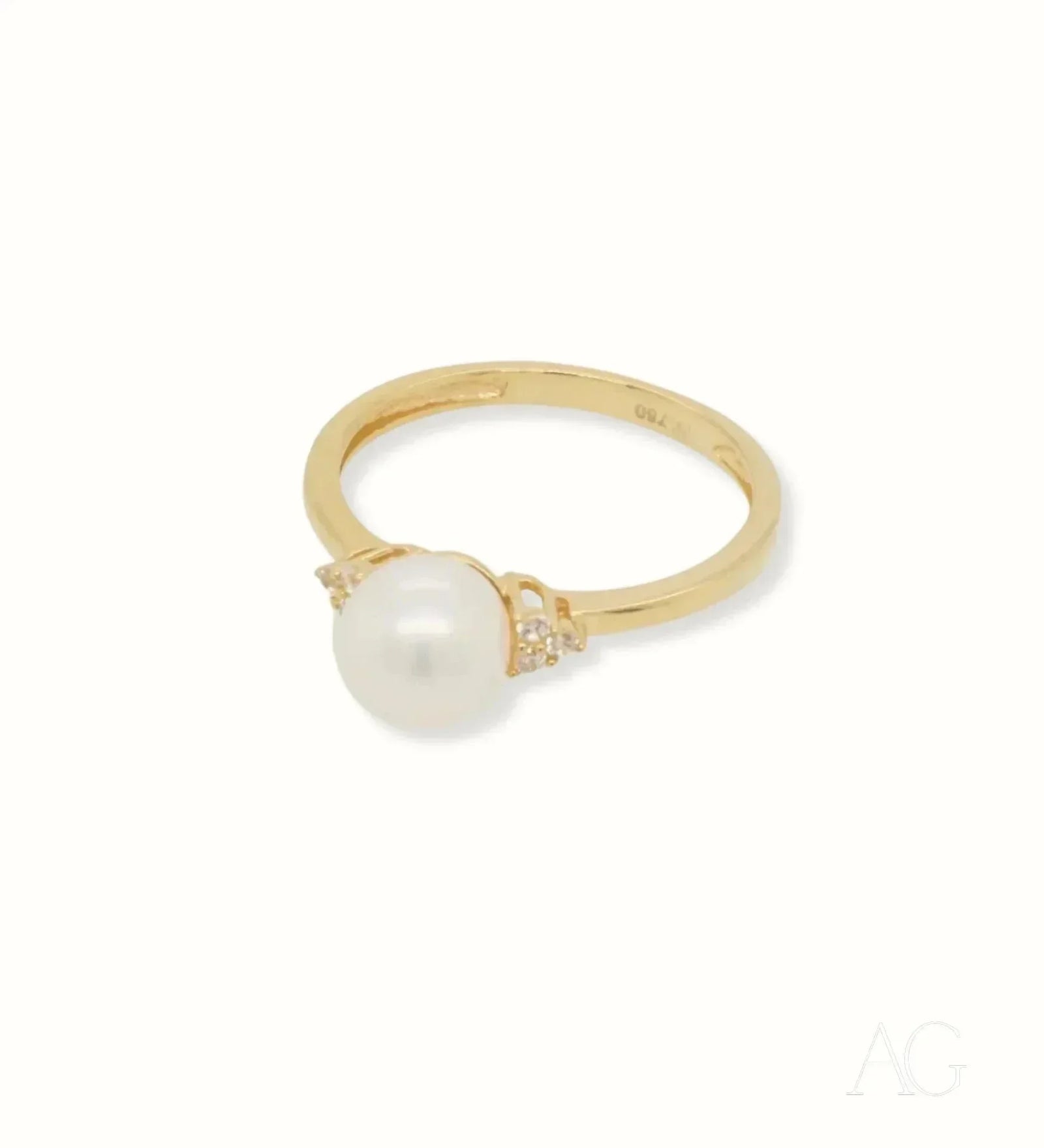 Golden Elegance: Stunning 7mm pearl ring with diamond accents