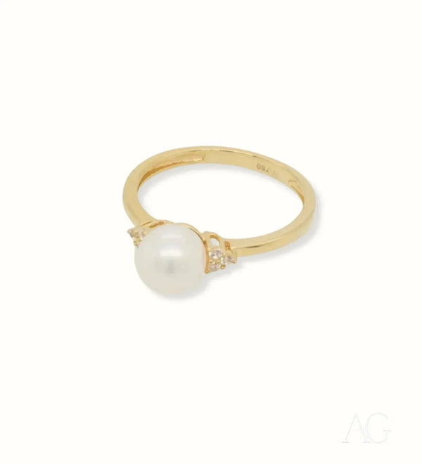 Golden Elegance: Stunning 7mm pearl ring with diamond accents