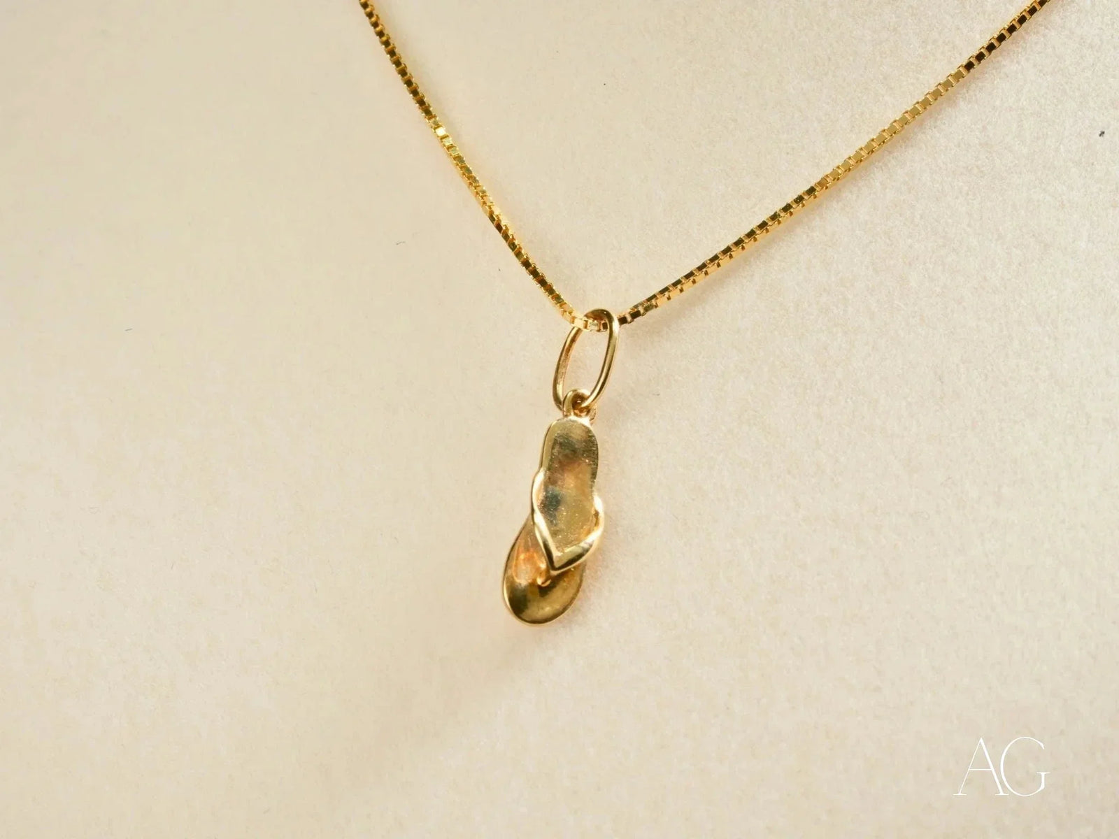 Golden Flip Flop Pendant in Art Gold Jewelry
