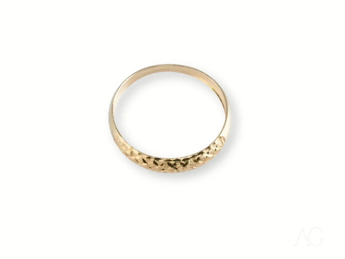 Golden Grace 18k Aparador Ring: timeless accessory crafted with textured gold band