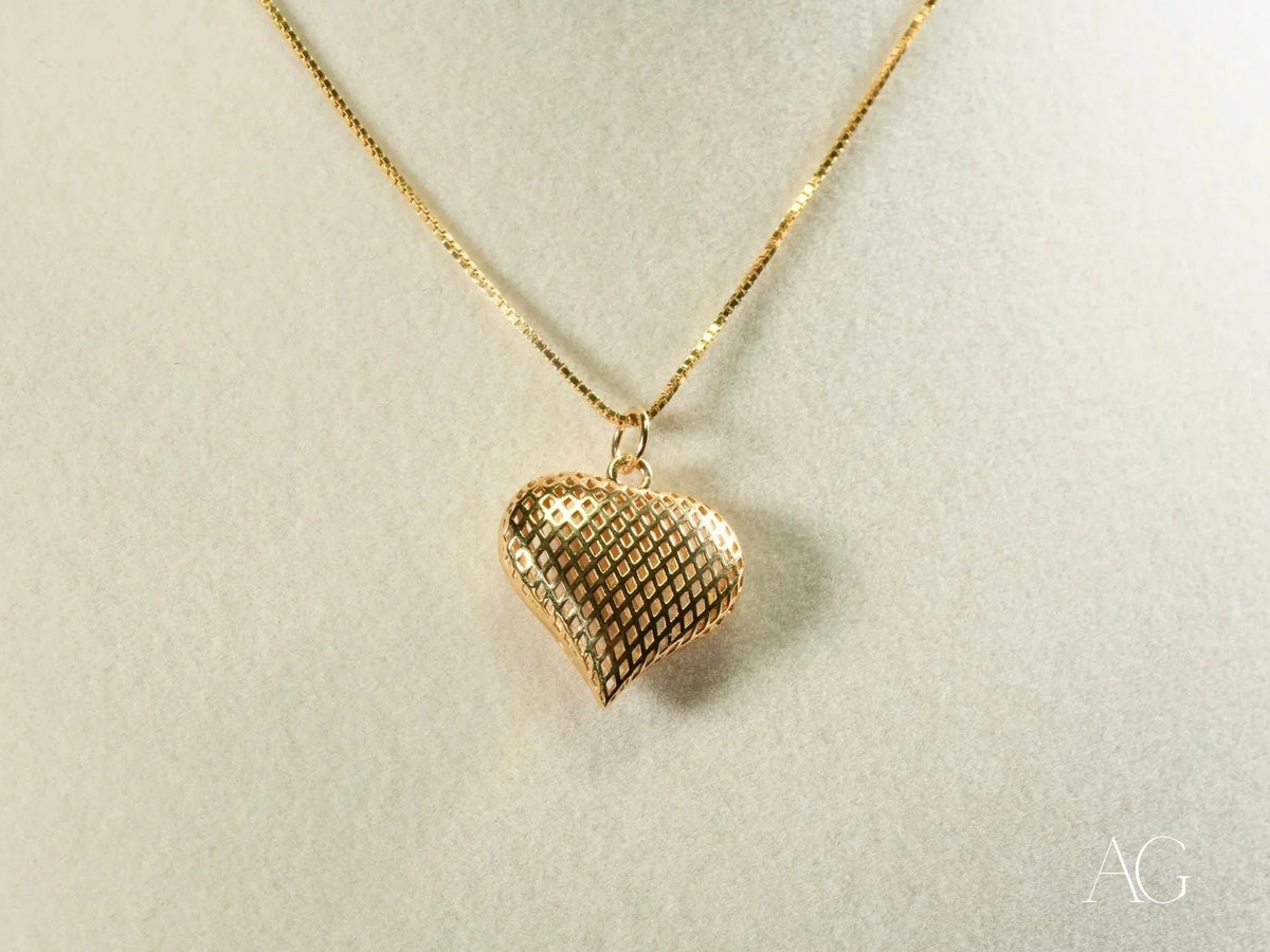 Shiny 18k solid gold heart pendant with diamond-cut texture on chain