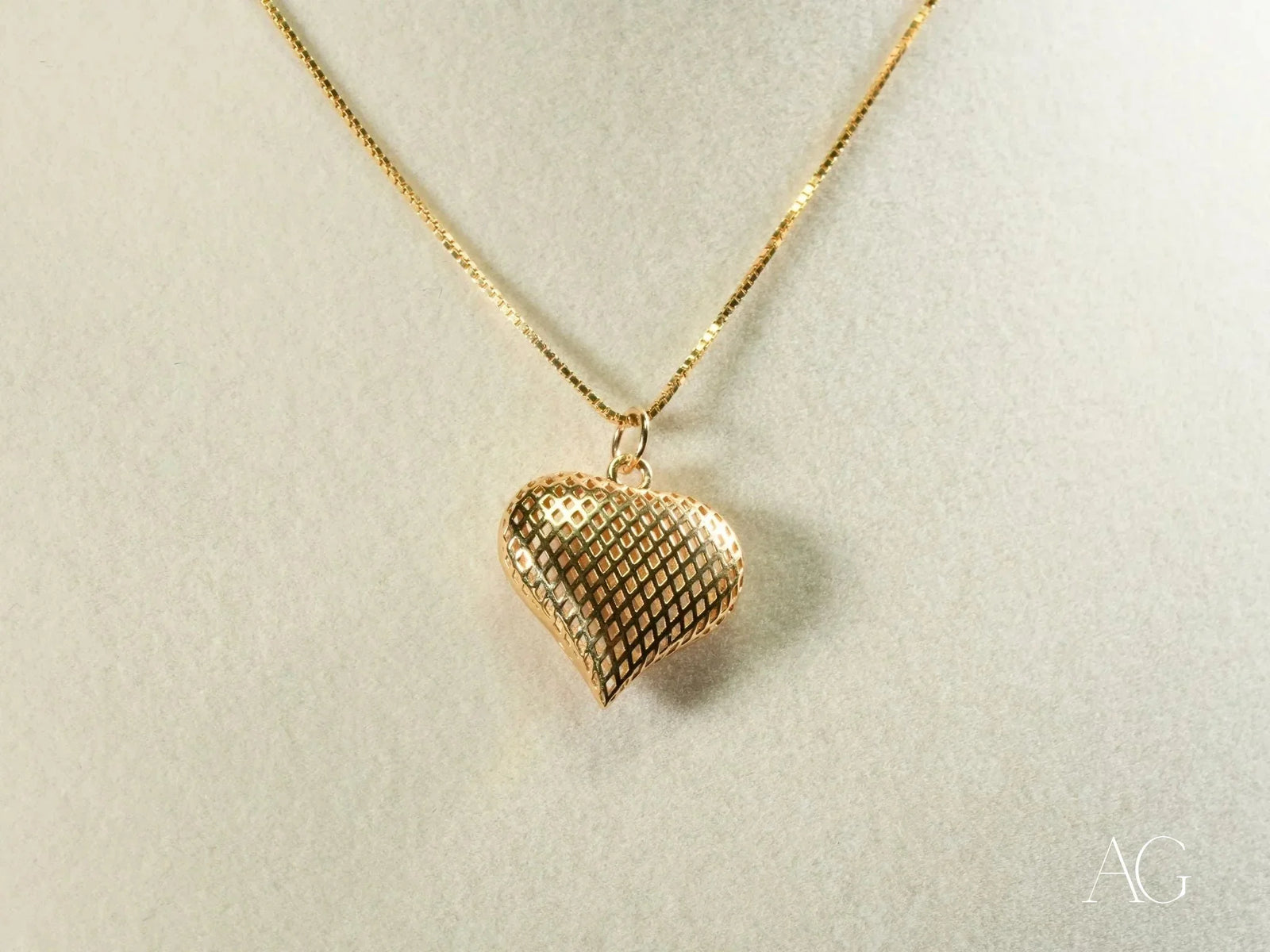 Shiny 18k solid gold heart pendant with diamond-cut texture on chain