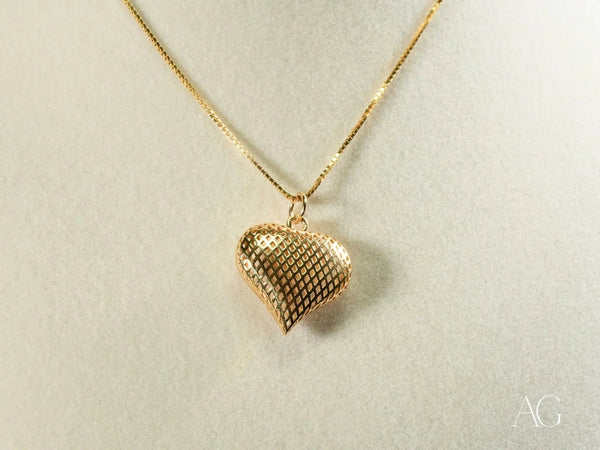 Shiny 18k solid gold heart pendant with diamond-cut texture on chain