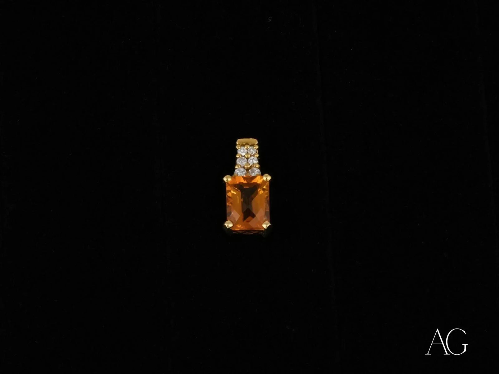 Golden Radiance Pendant in 18k solid gold with orange gemstone