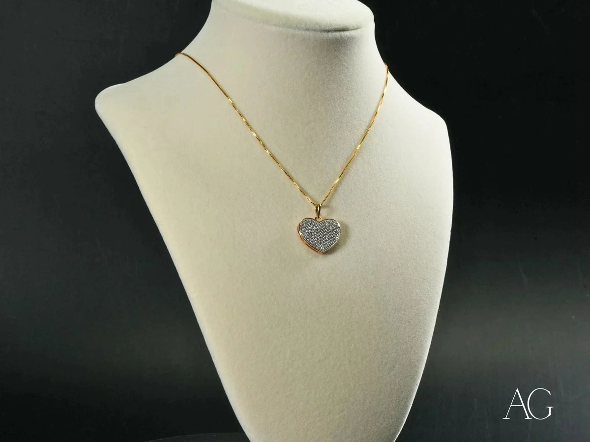 18k solid gold heart pendant with sparkling stones in art gold jewelry