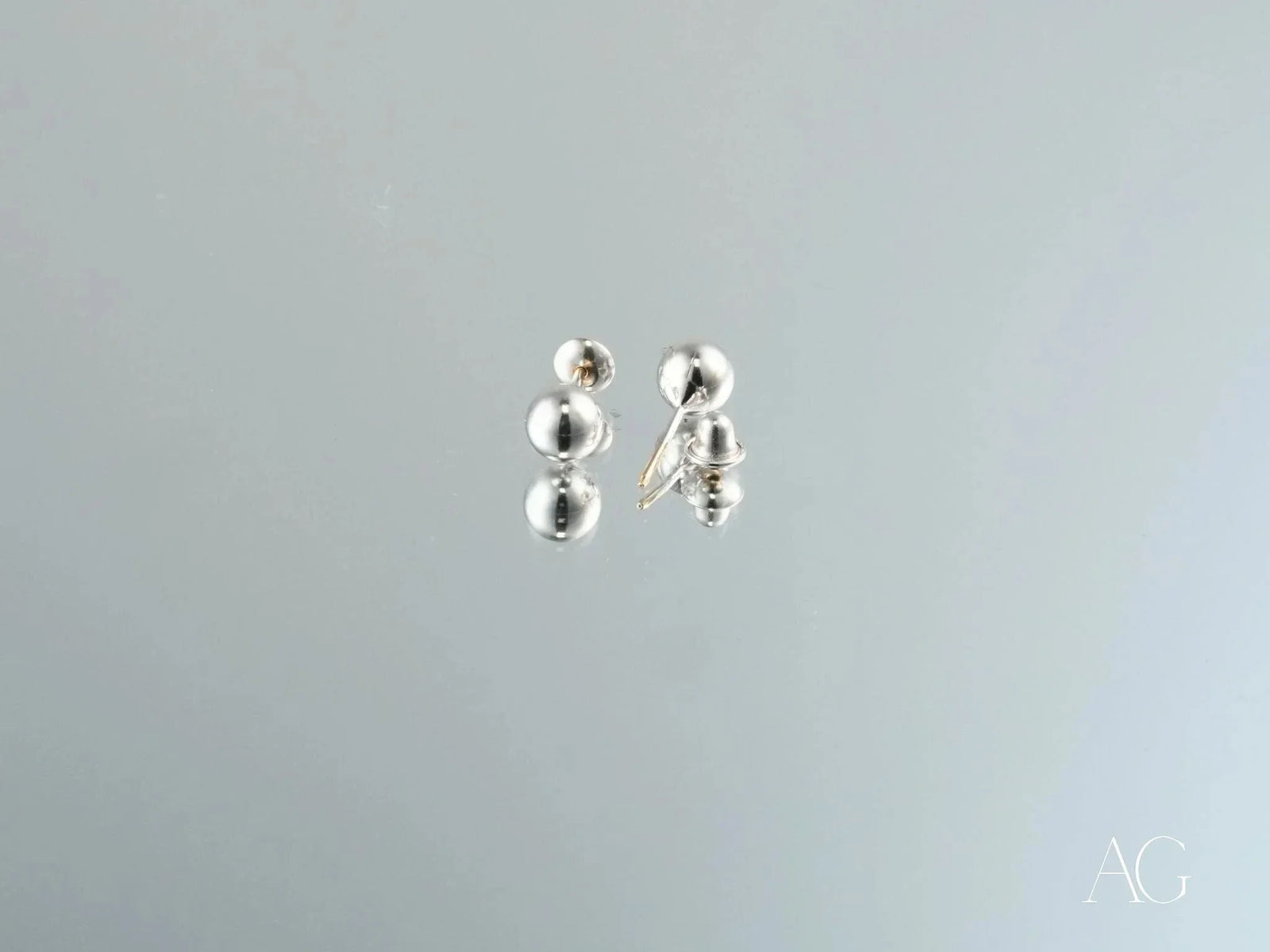 Two 18K white gold 5mm ball earrings with silver reflections