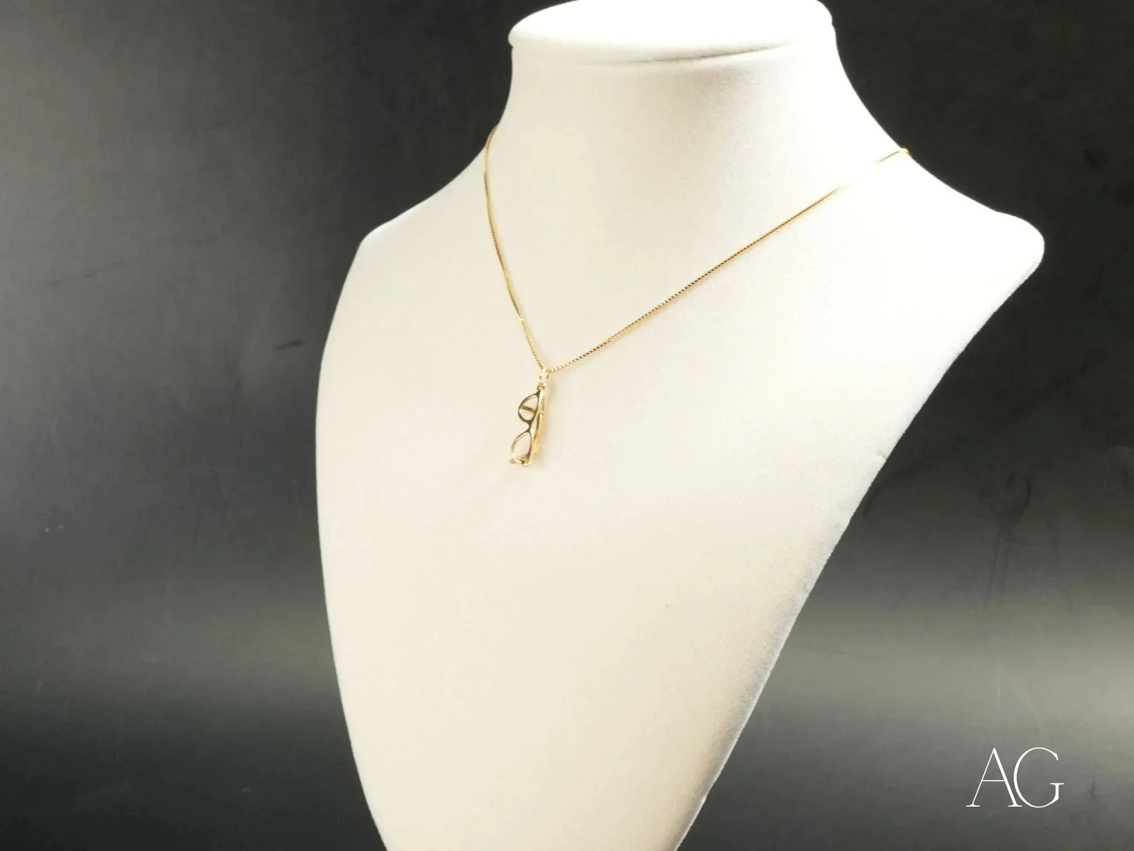 Golden Vision glasses pendant in delicate art gold jewelry