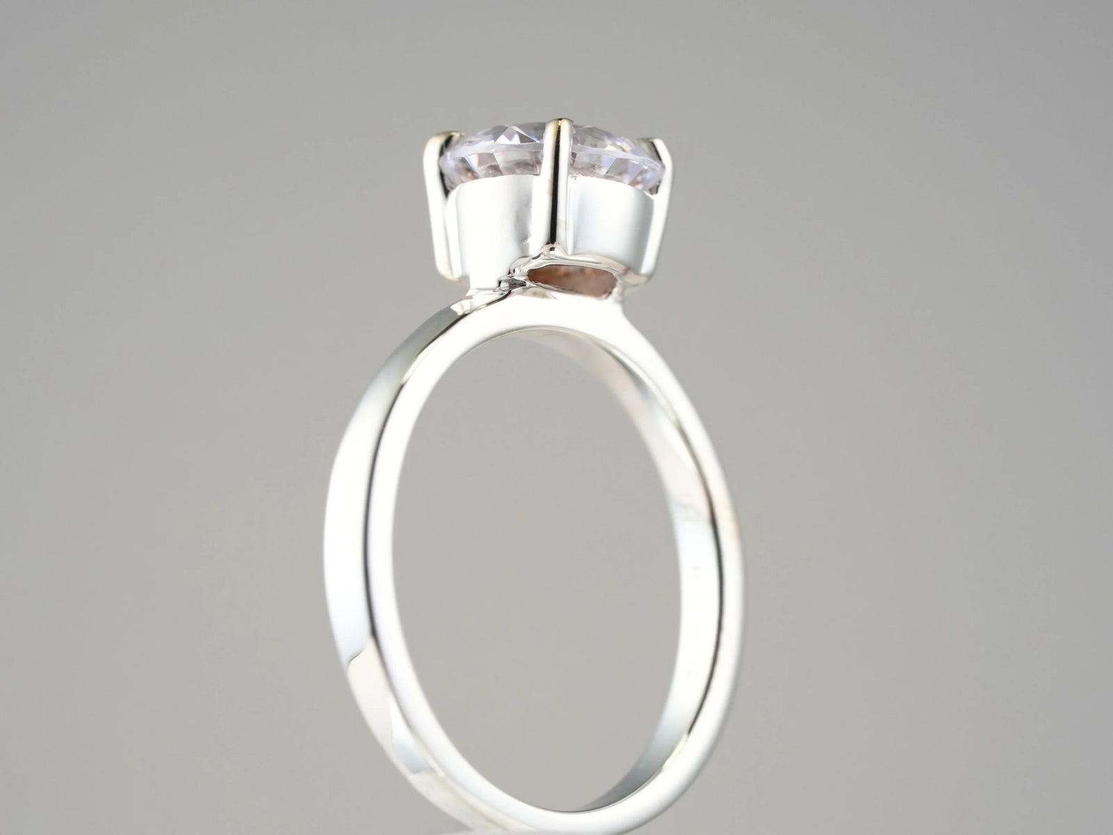 Lumina Promise Solitaire: classic four-prong silver ring with round-cut clear gemstone
