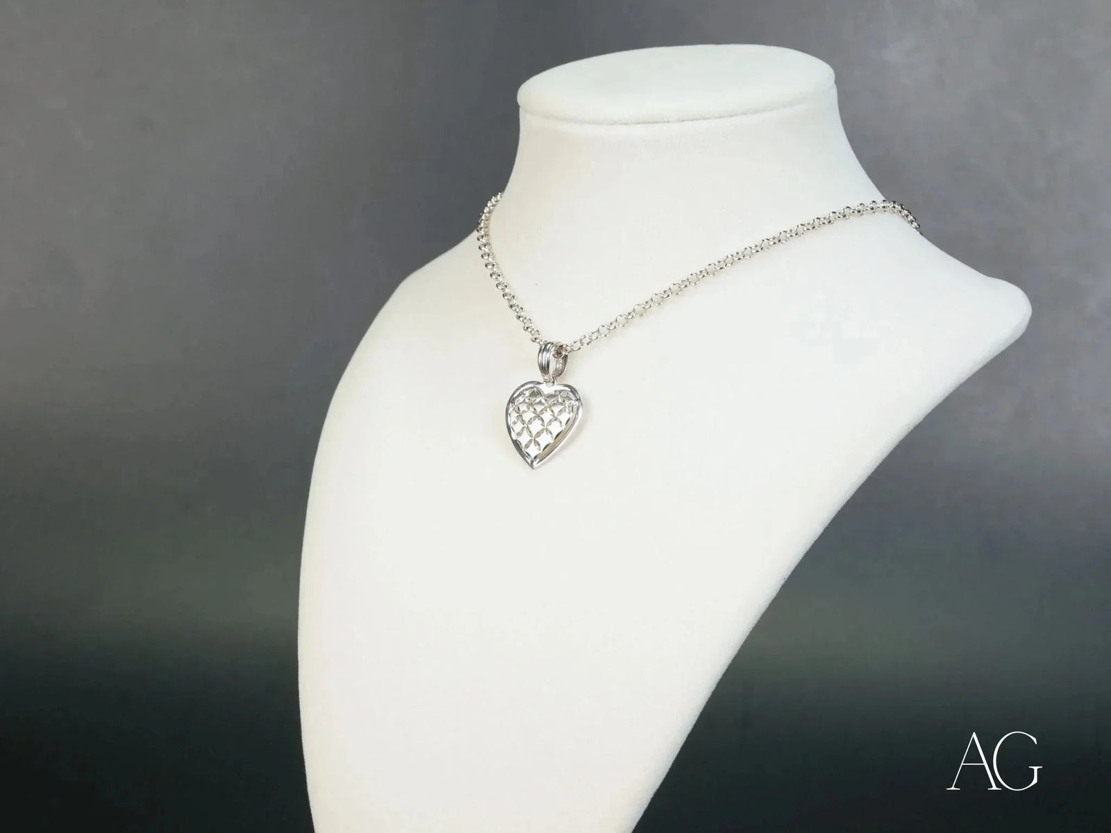 Luminous Heart 18k white gold pendant with textured diamond pattern
