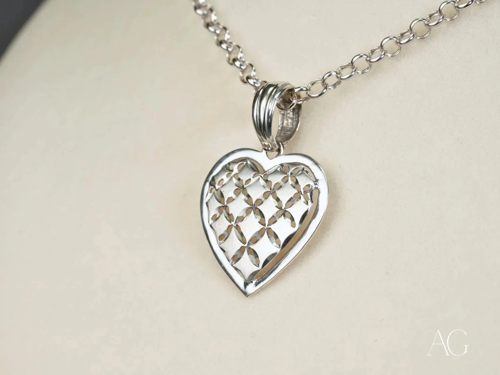 Luminous Heart 18k white gold pendant with intricate cut-out design