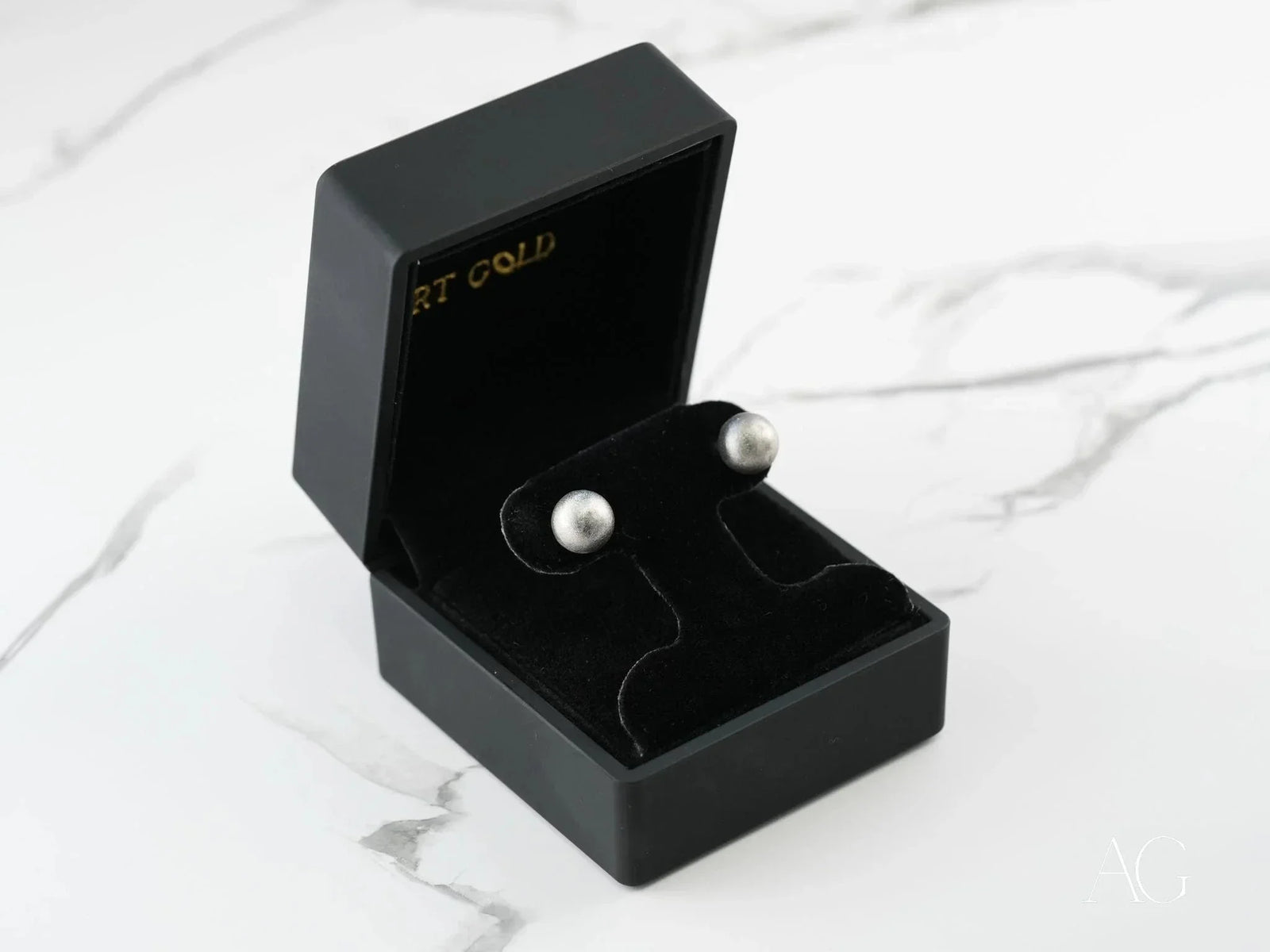 Pair of 18k white gold ball earrings in black velvet box