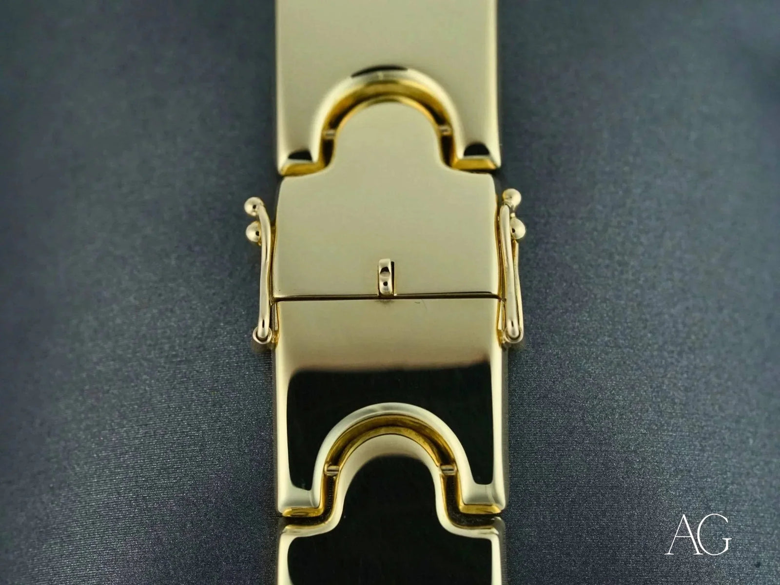 Luxurious solid 18k gold mens bracelet with open box clasp