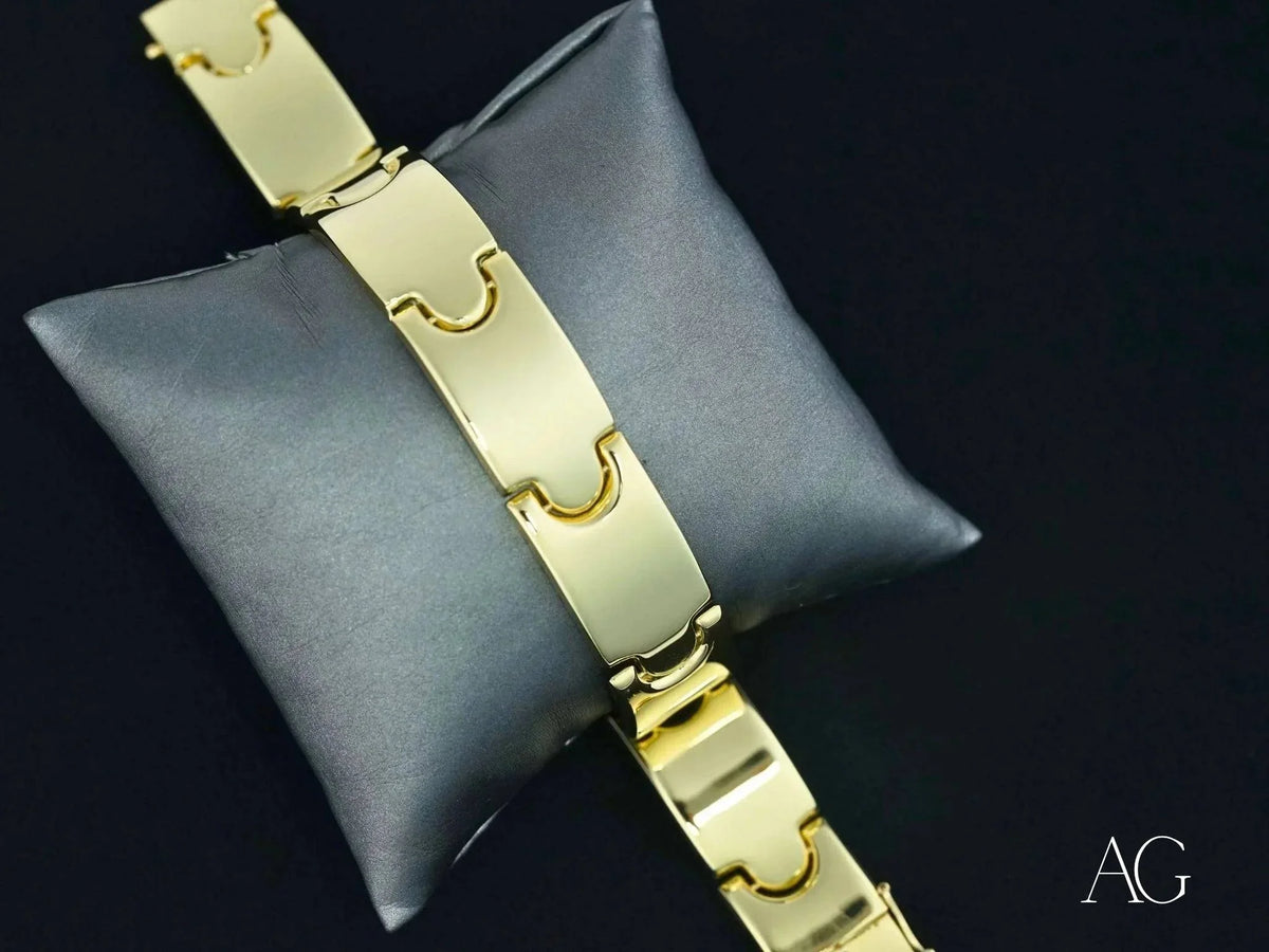 Luxurious men’s solid 18k gold bracelet with open box clasp