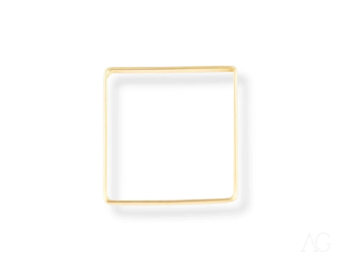 Square shape 18k gold bangle bracelet in modern elegance
