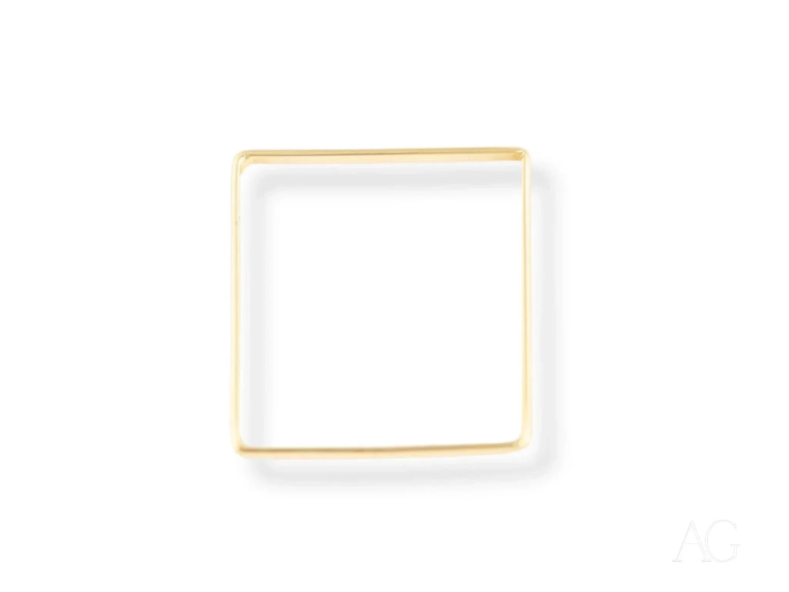 Square shape 18k gold bangle bracelet in modern elegance