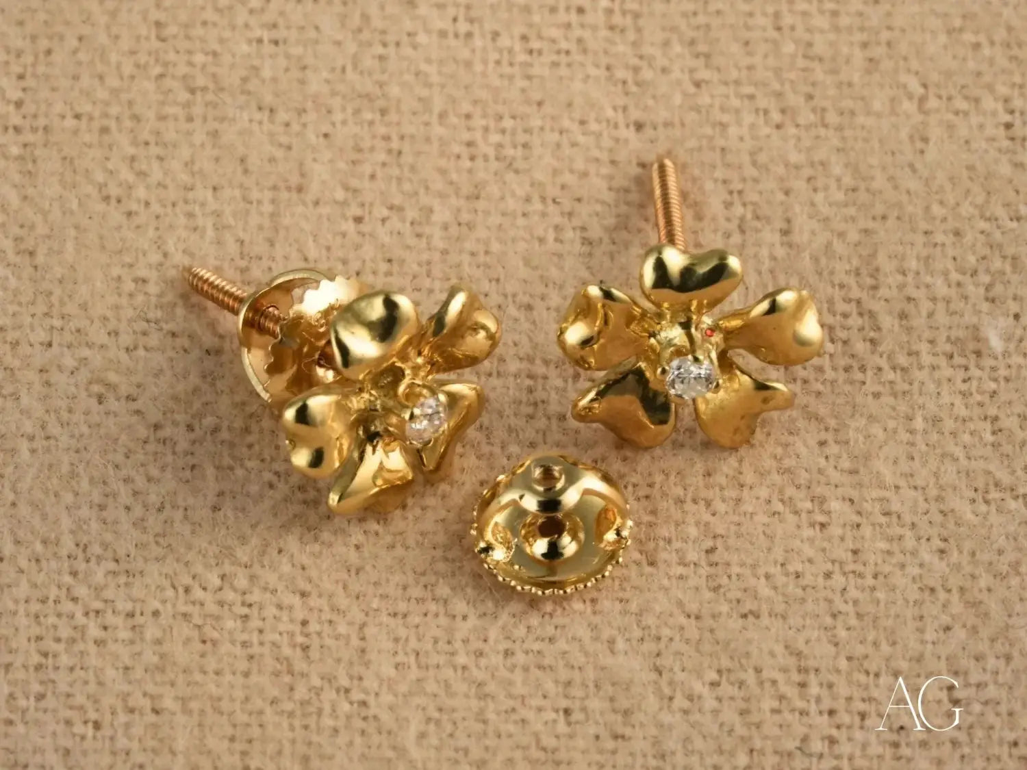Floral Elegance: 18k Gold & 0.06ct Diamond Flower Stud Earrings