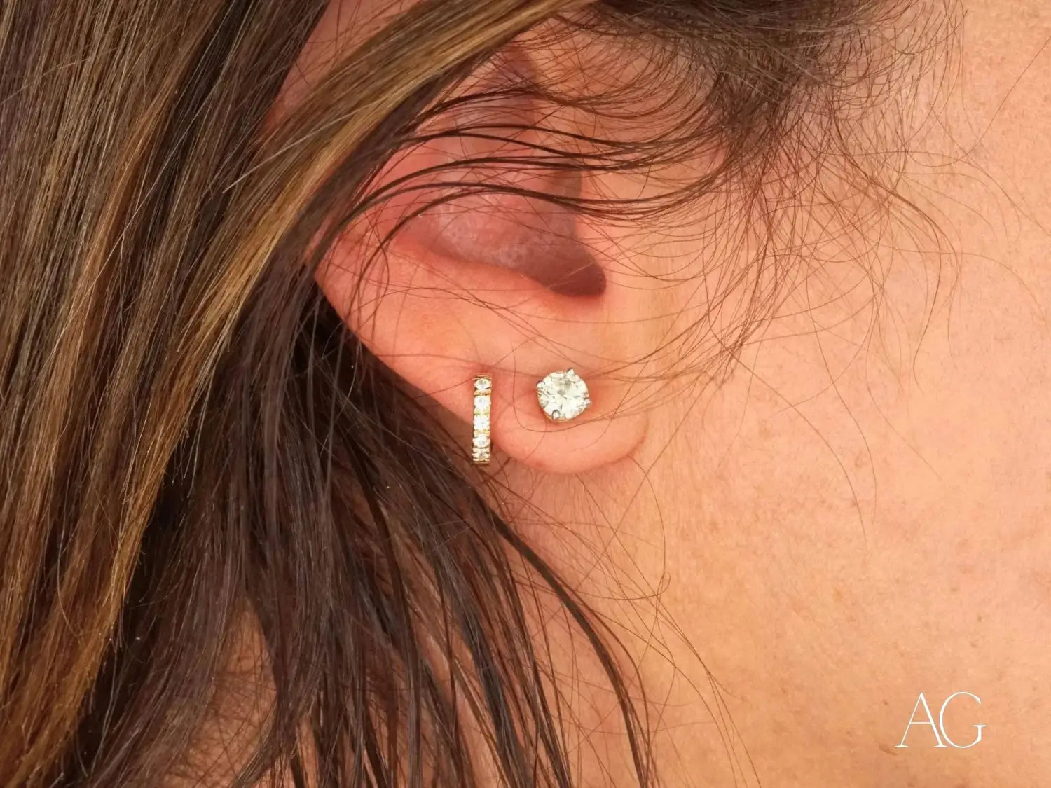 Timeless elegance: 18k yellow gold mini hoops earrings with sparkle