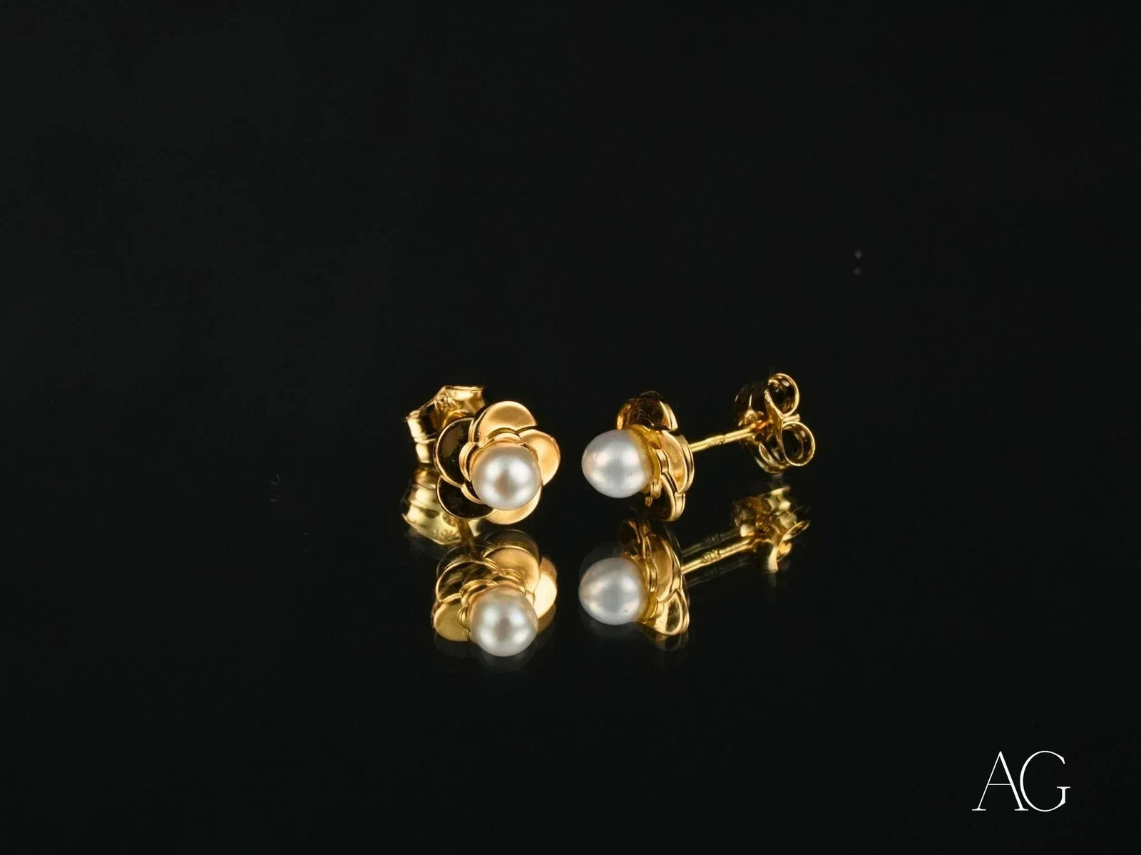 Petal Pearl 18k yellow gold floral earrings with white pearl studs