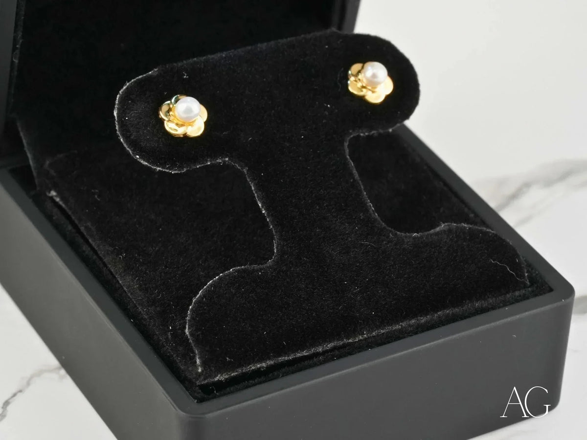 Petal Pearl 18K yellow gold floral earrings with pearls