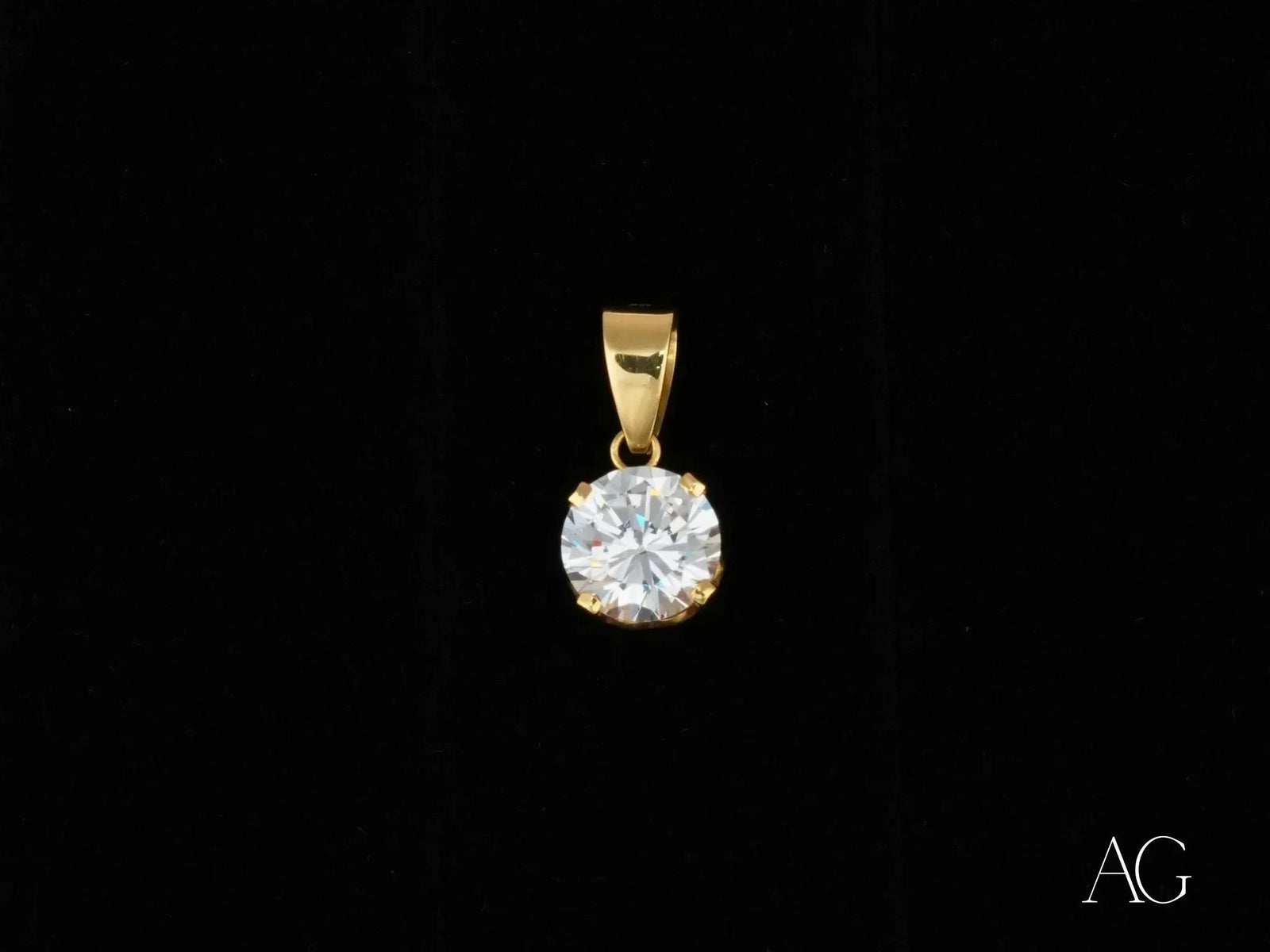 Radiant solitaire pendant in art gold jewelry with brilliant-cut diamond