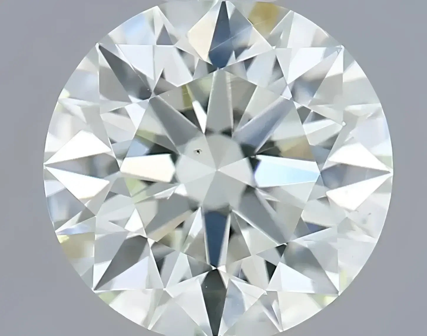 Sparkling round brilliant-cut diamond in 18k gold jewelry craftsmanship