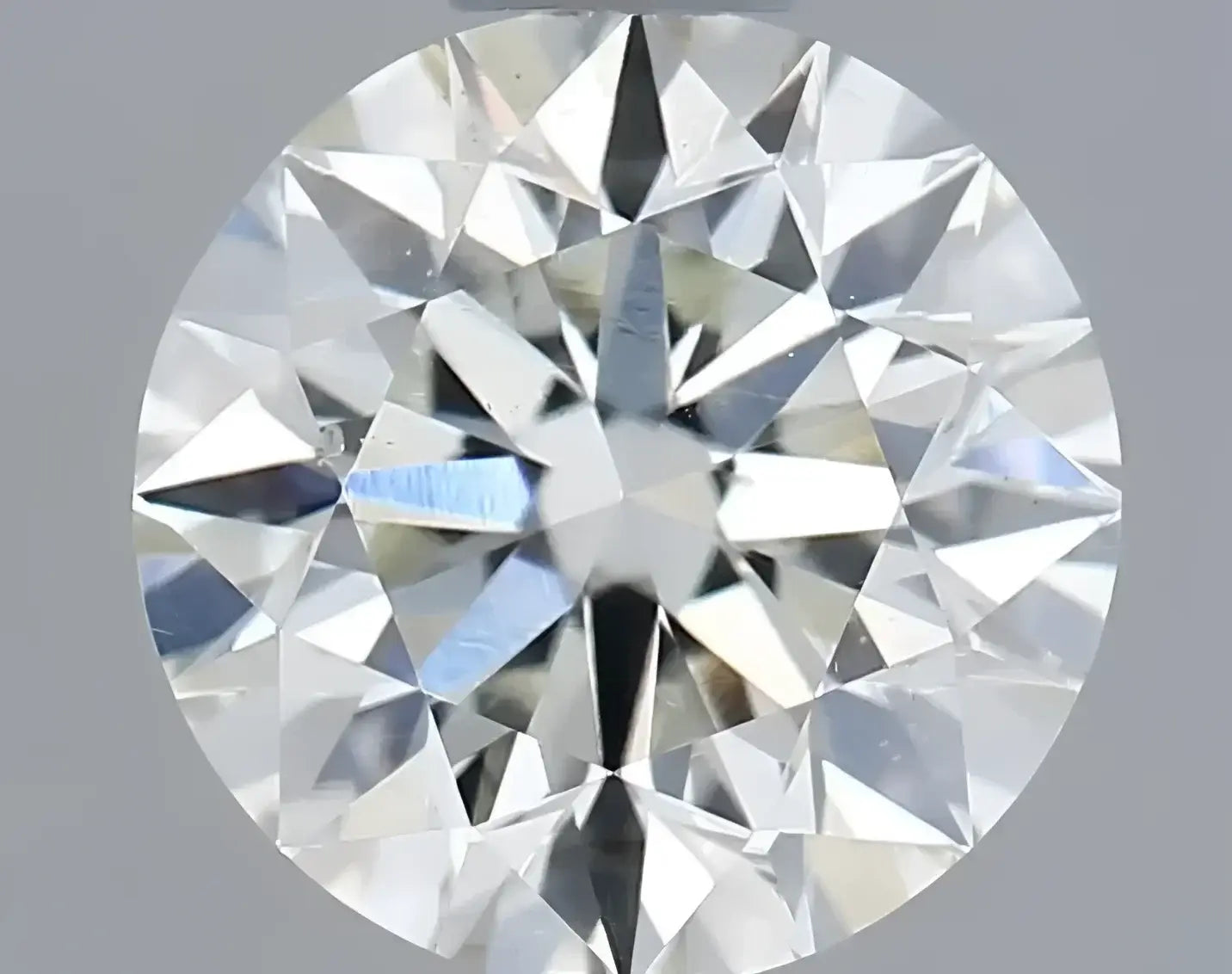 Sparkling round brilliant-cut diamond in 18k art gold jewelry
