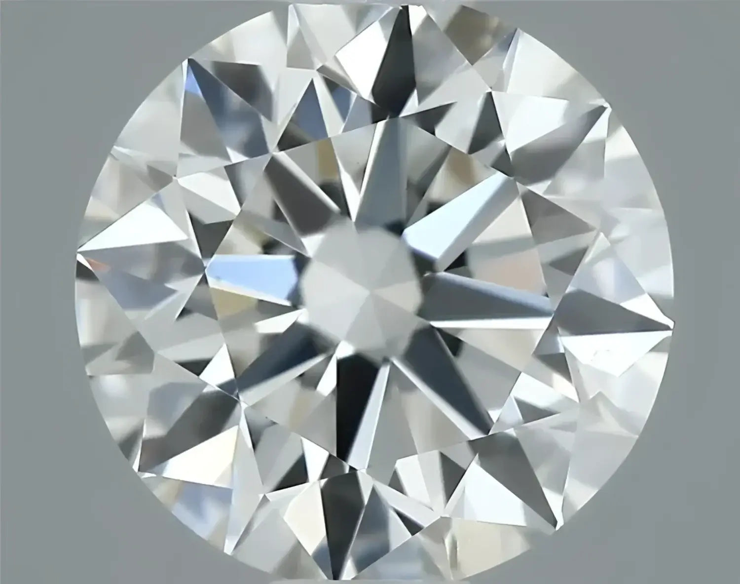 Sparkling round brilliant-cut diamond in 18k gold jewelry