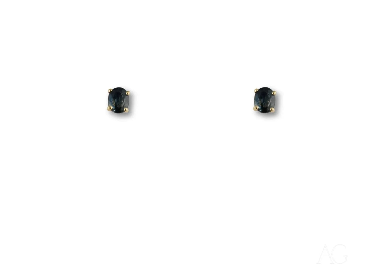 Pair of oval-cut sapphires in 18k gold sapphire stud earrings