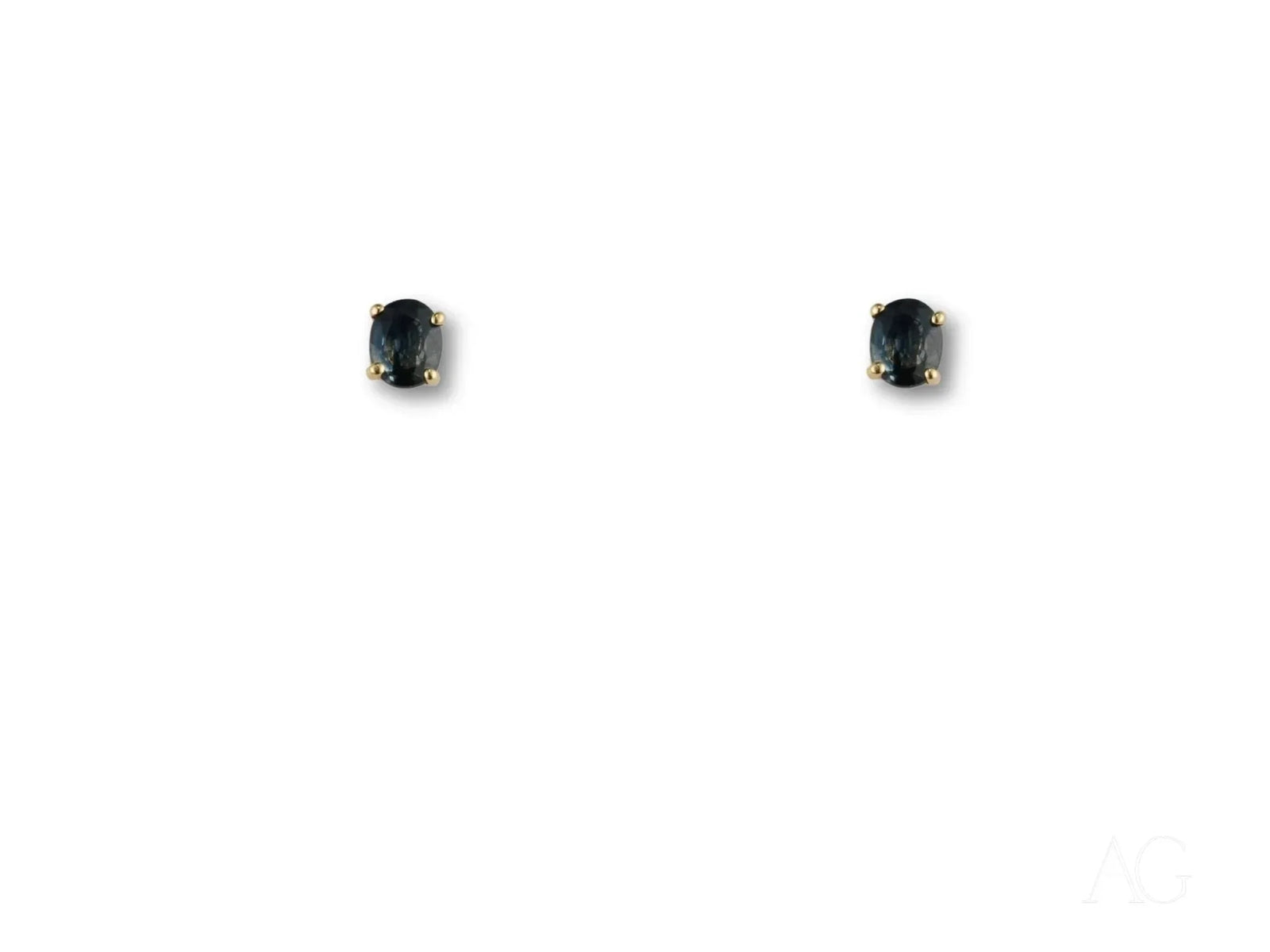 Pair of oval-cut sapphires in 18k gold sapphire stud earrings