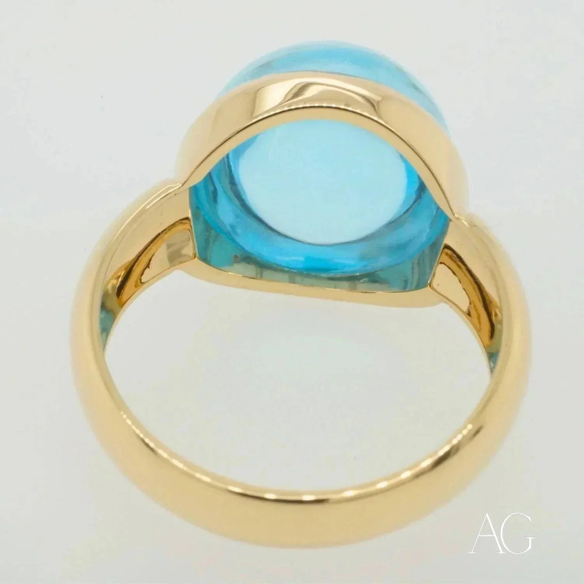 Elegant cabochon blue topaz ring with light blue gemstone