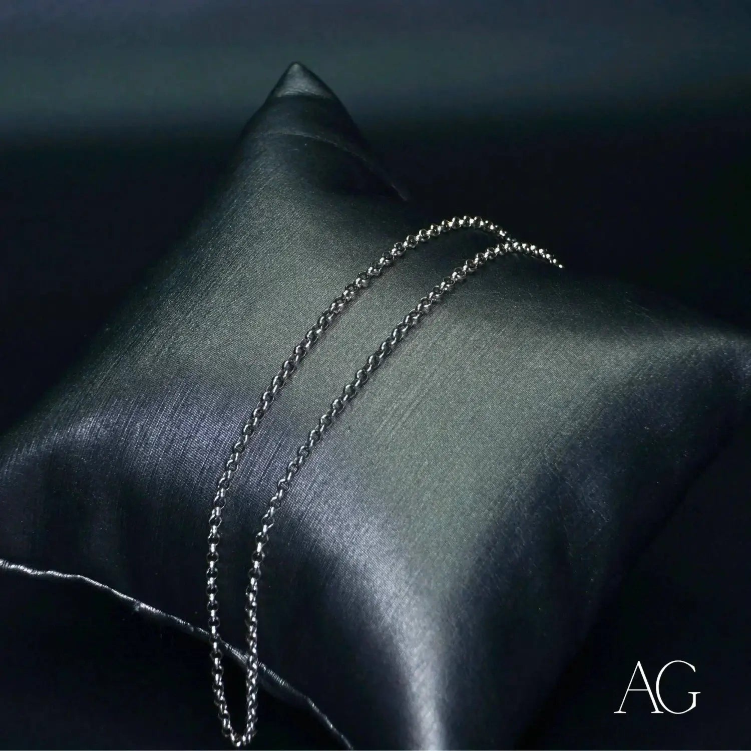Roberto Coin stunning 18k gold silver ball chain necklace on black satin pillow