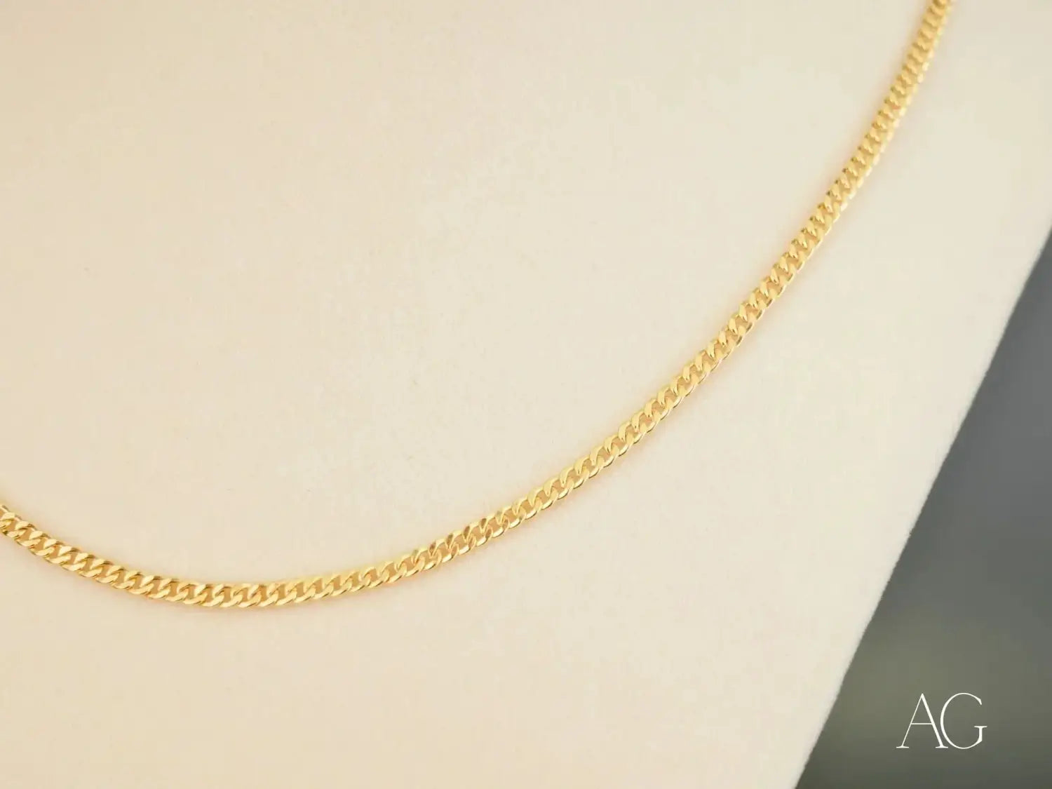 Sleek gold curb chain necklace in stunning 18k gold for men’s jewelry
