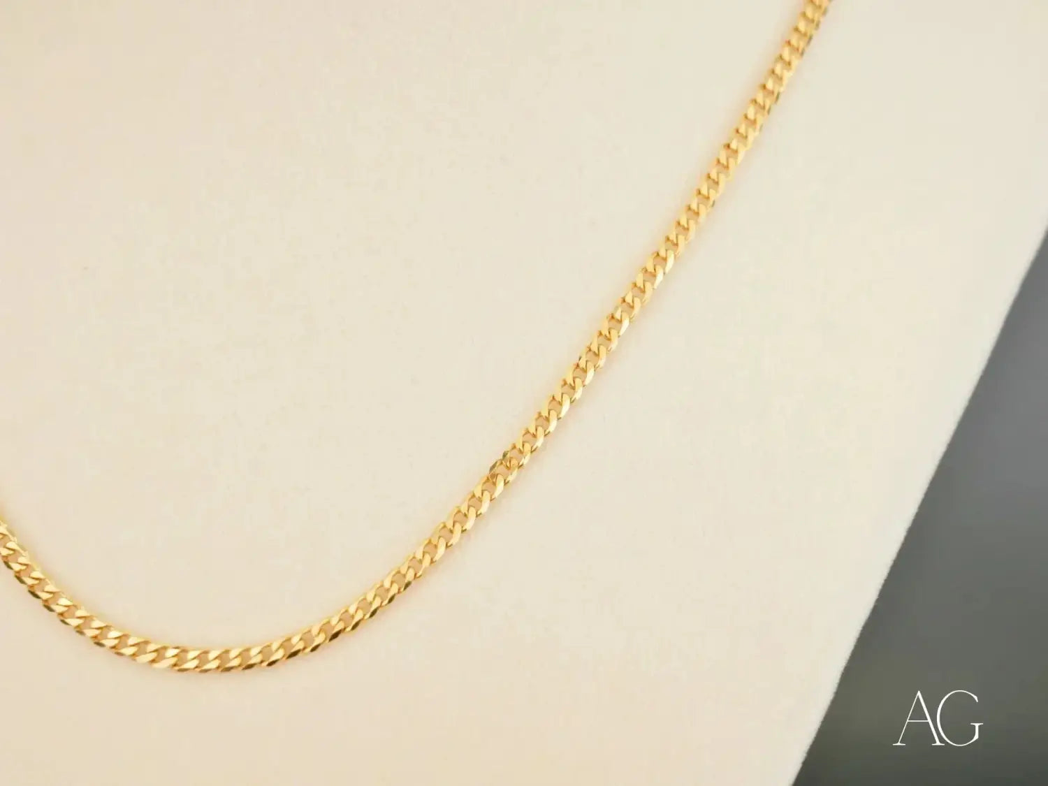 Sleek Van Cleef gold curb chain necklace in art gold jewelry