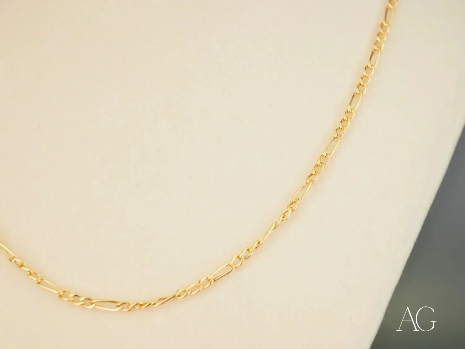 Timeless Sophistication – 18K Gold Semi-Solid Figaro Chain