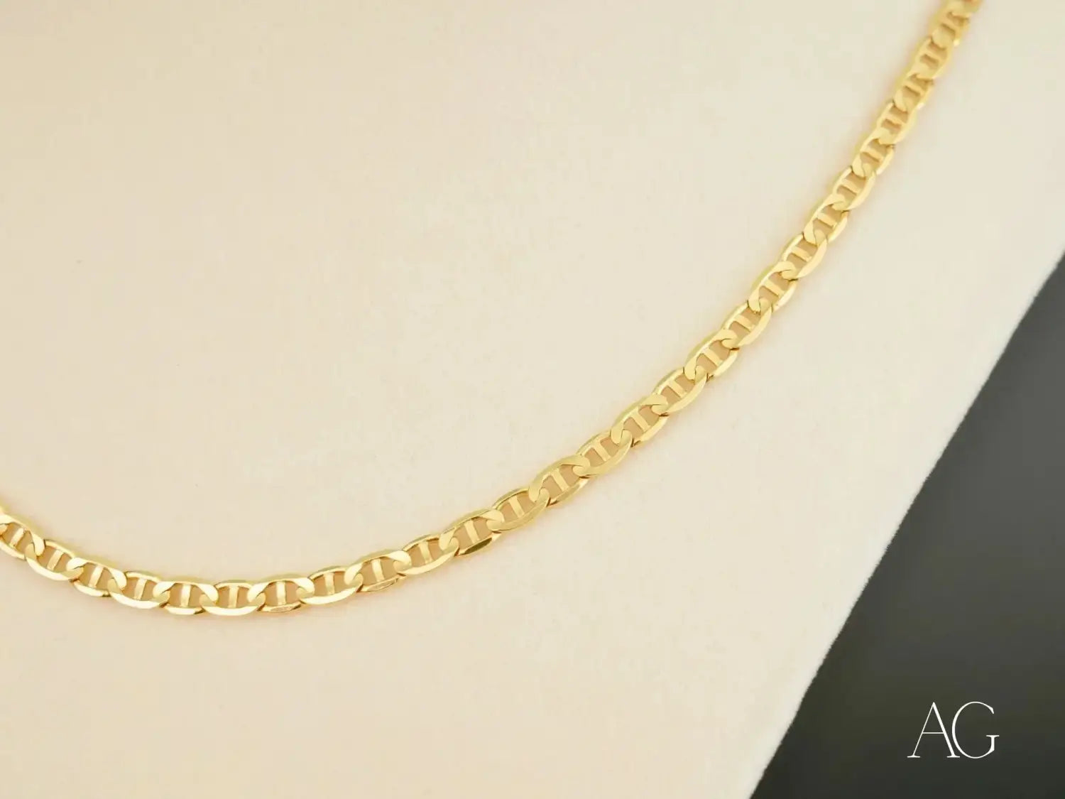 Stunning 18k gold figaro chain in engagement ring trends
