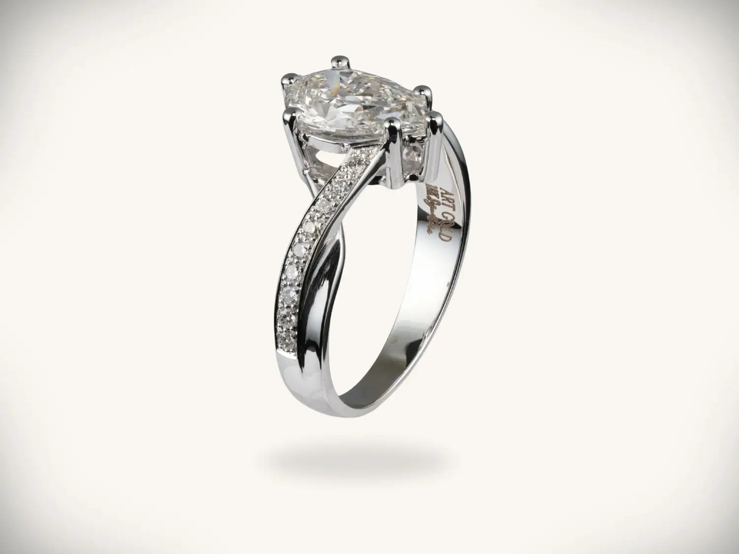 Sleek oval diamond 18k gold ring elevates men’s fashion jewelry