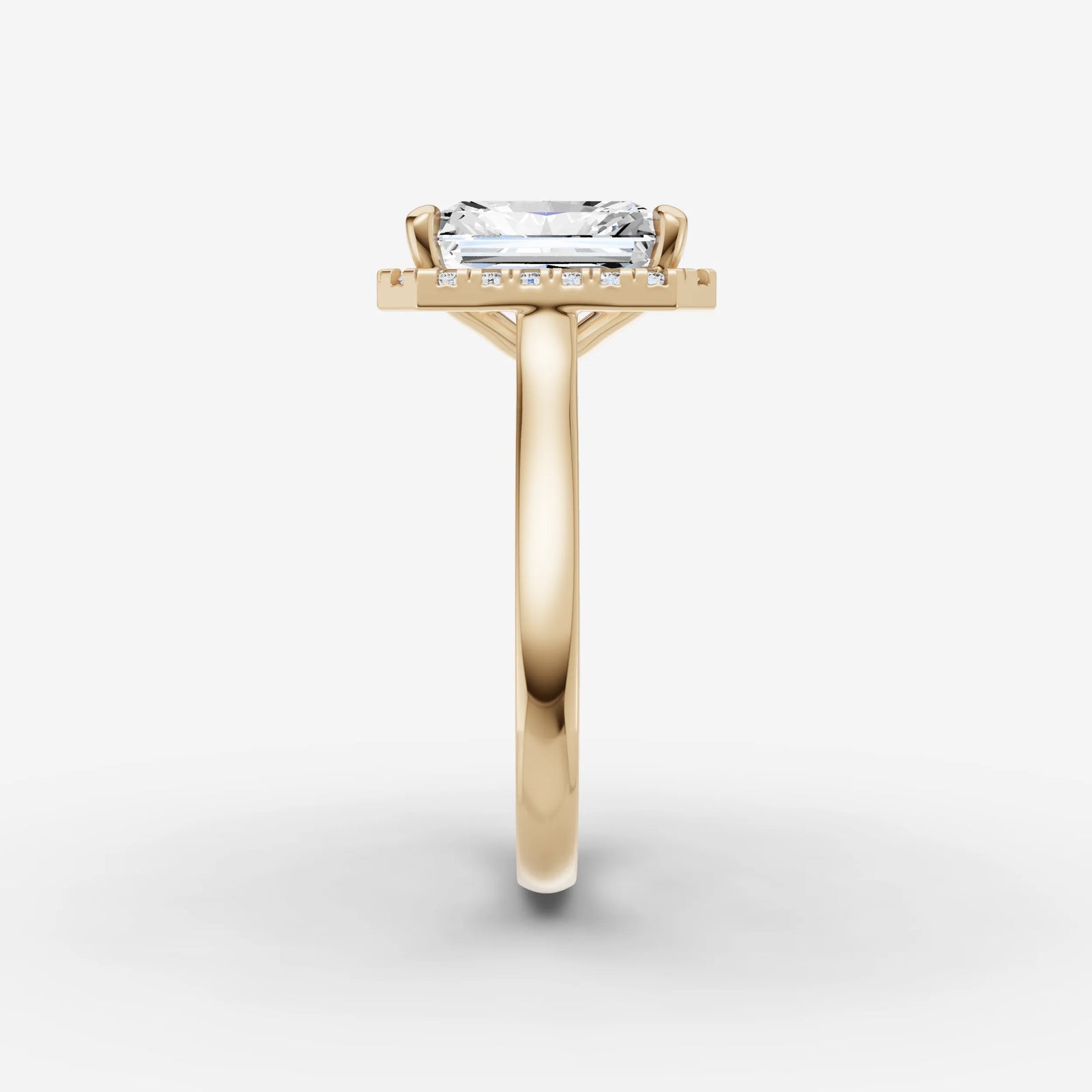 Aurore emerald diamond setting in gold, angled view