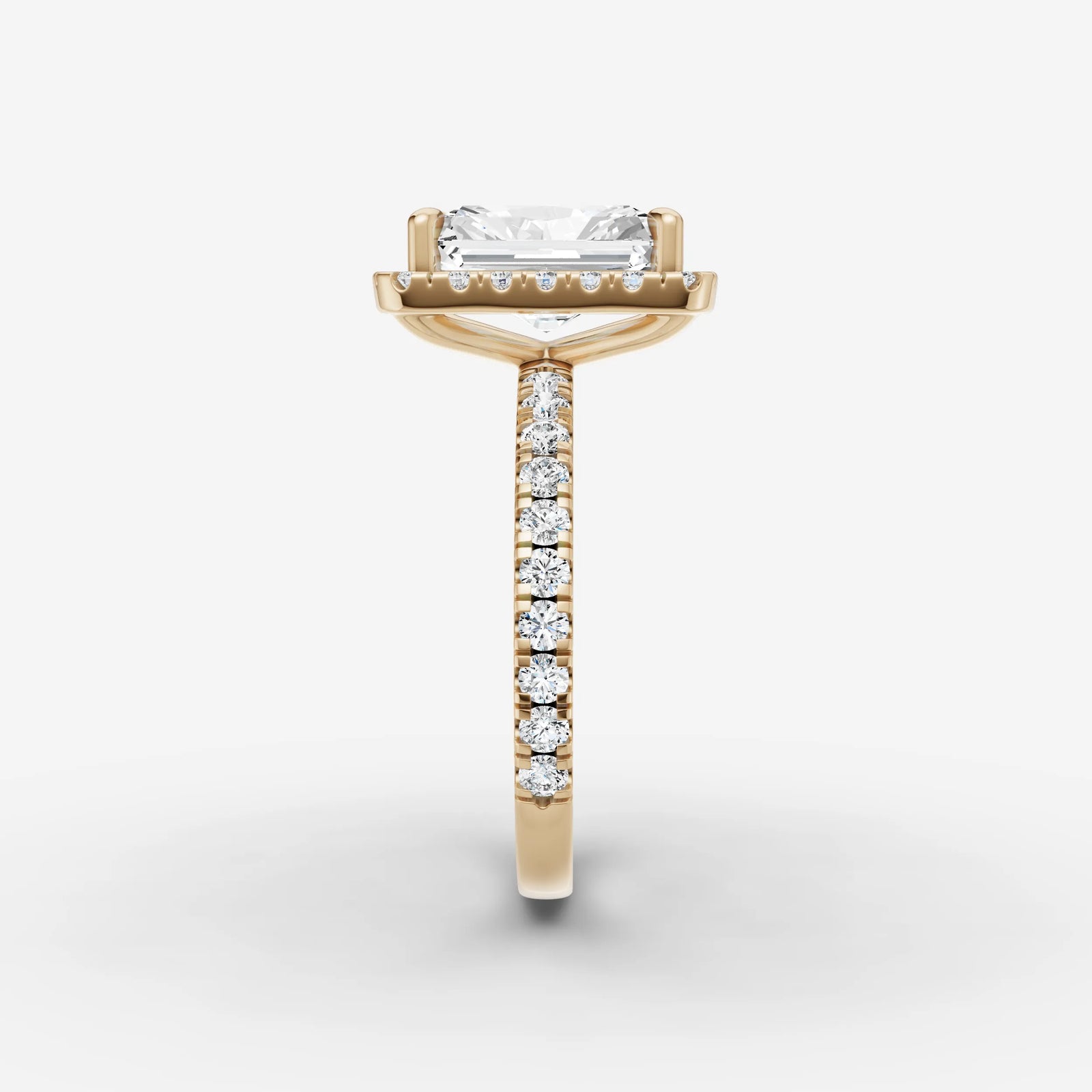 Aurore Etoile radiant diamond setting in gold, angled view