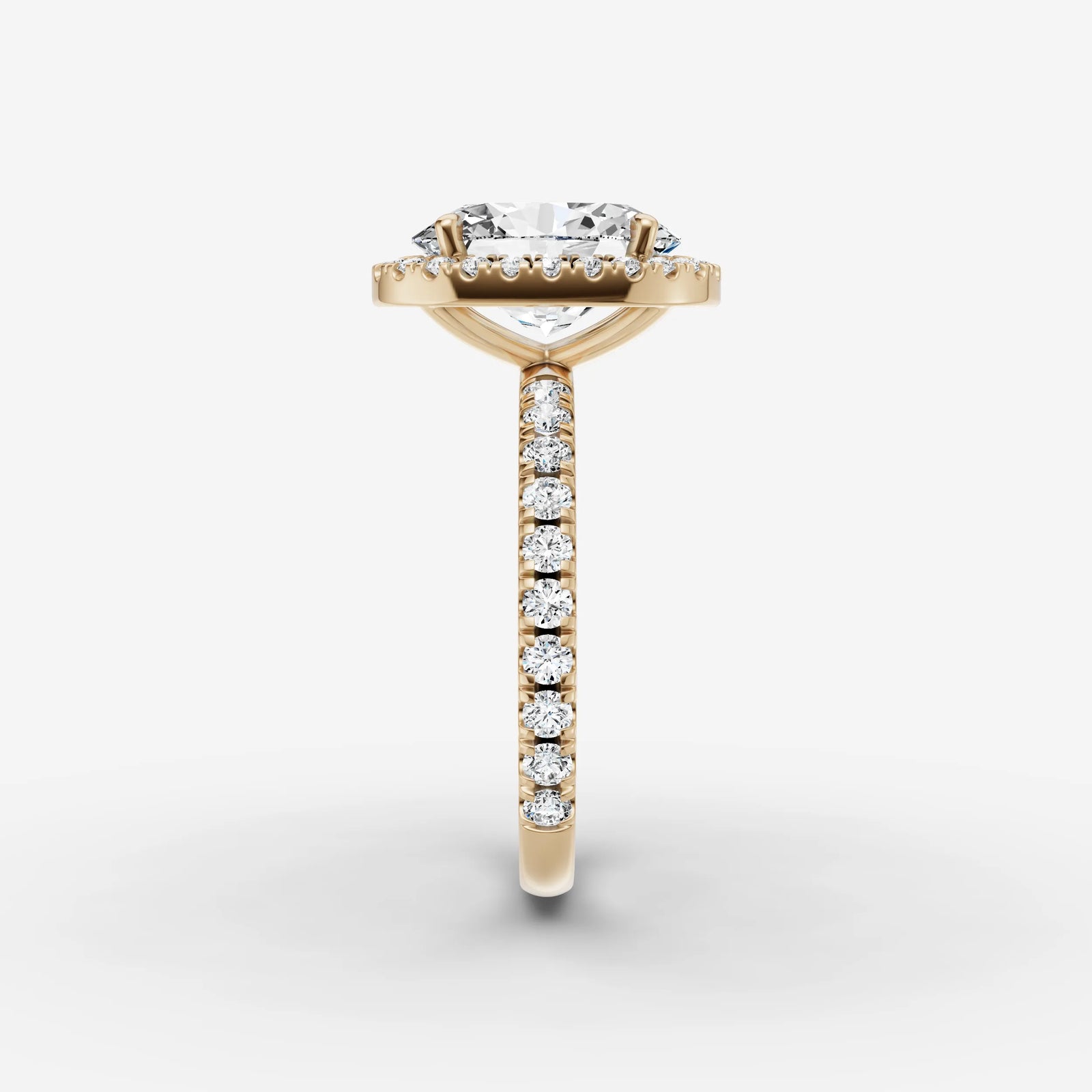 Aurore Etoile oval diamond setting in gold, angled view