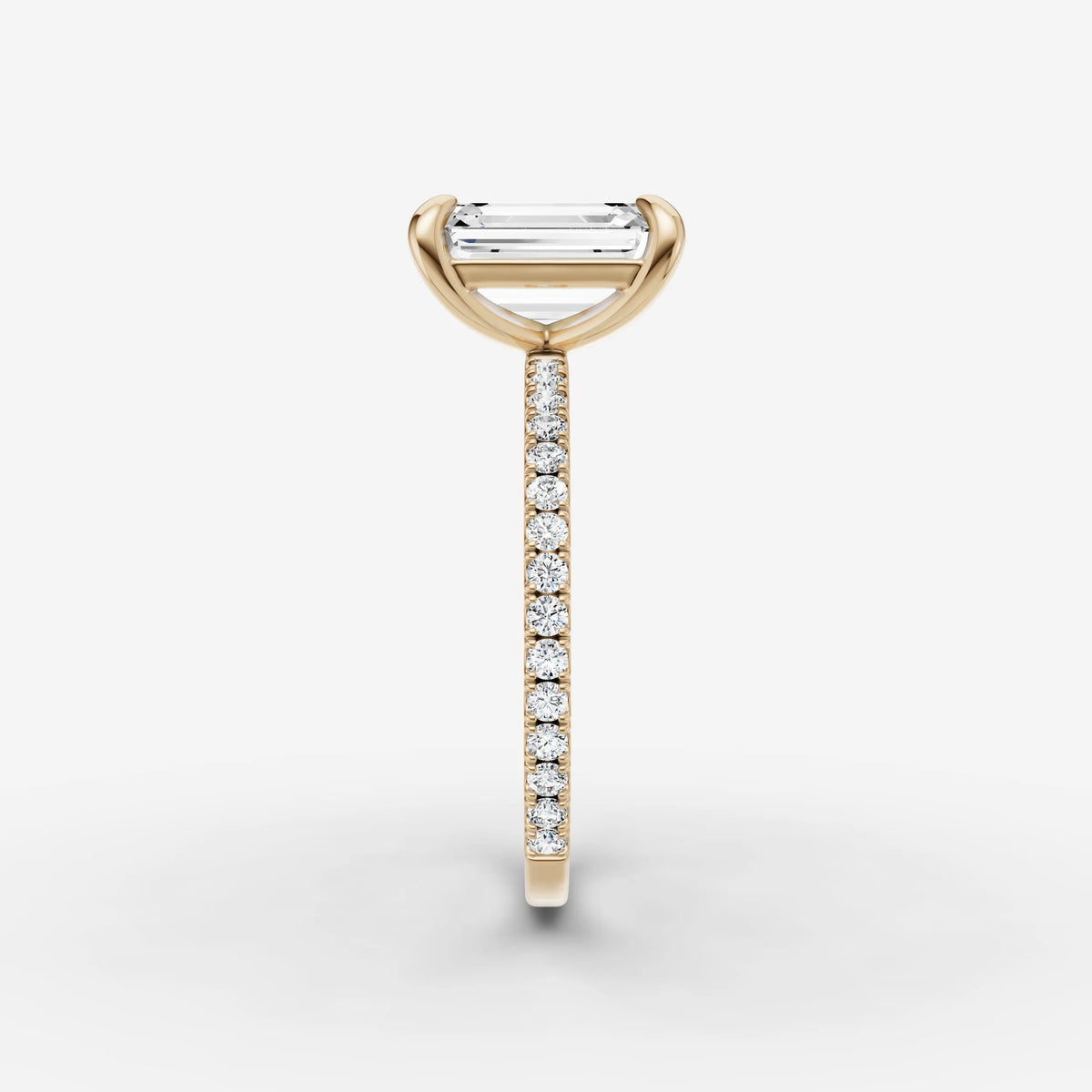 Etoile emerald diamond setting in gold, angled view