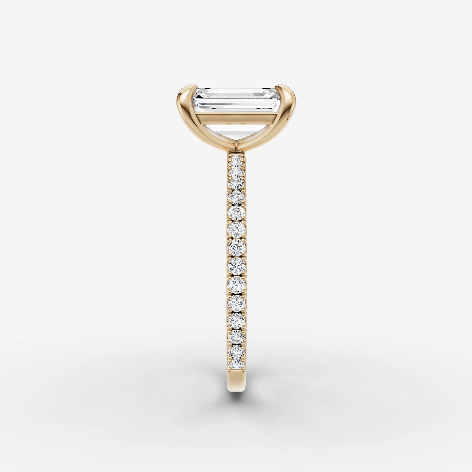 Etoile emerald diamond setting in gold, angled view
