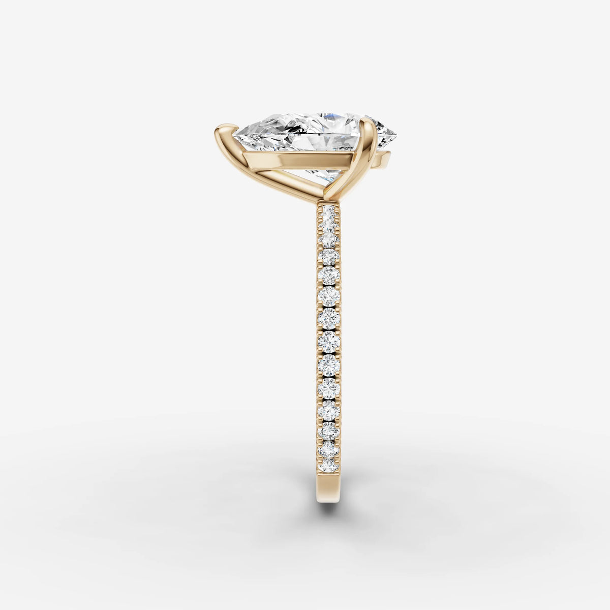 Etoile pear diamond setting in gold, angled view